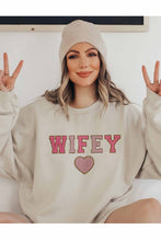 WIFEY GRAPHIC SWEATSHIRT PLUS SIZE